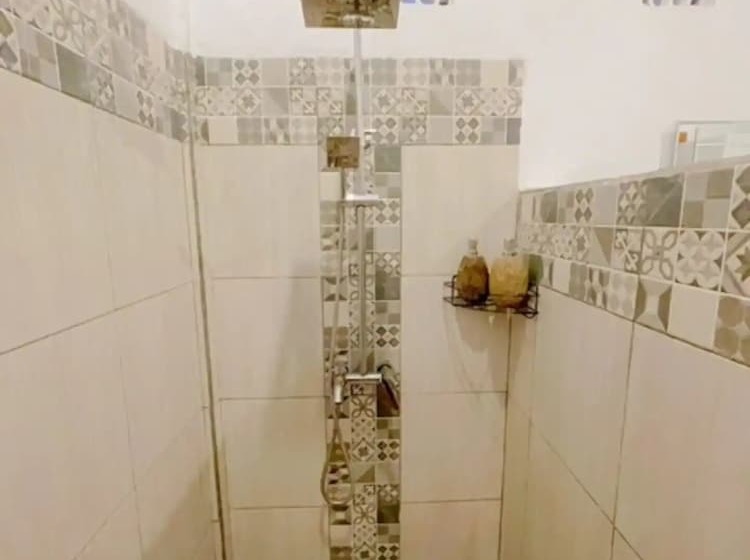 تختخواب و صبحانه Rumah Diyah