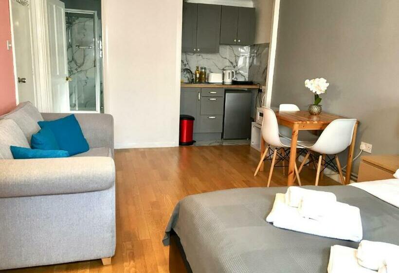 Пансион Lovely Studio Room In The Heart Of Kingston Upon Thames