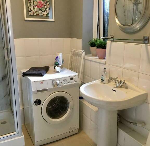 Пансион Lovely Studio Room In The Heart Of Kingston Upon Thames
