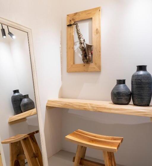 تختخواب و صبحانه F Charm All Suites   Adults Only