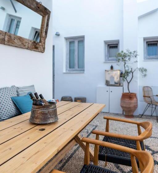 تختخواب و صبحانه F Charm All Suites   Adults Only