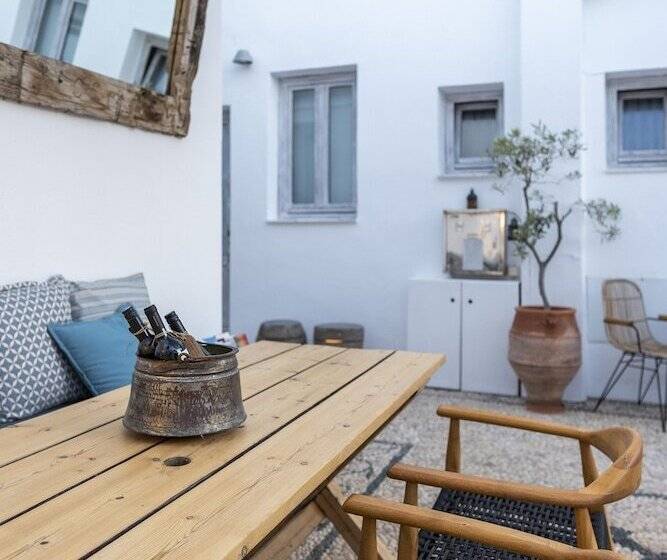 تختخواب و صبحانه F Charm All Suites   Adults Only