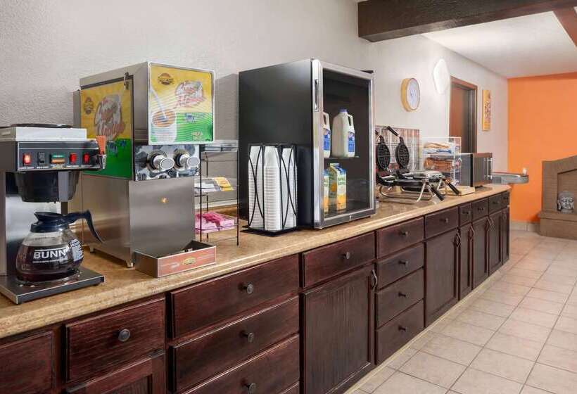 هتل Howard Johnson By Wyndham Appleton