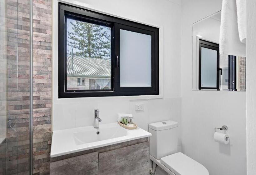 Montego Mermaid Beach Motel