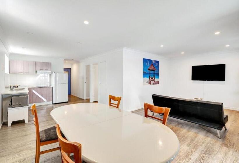 Montego Mermaid Beach Motel