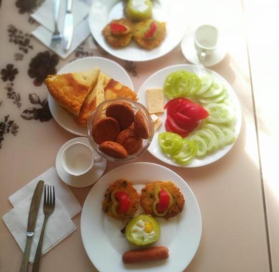 تختخواب و صبحانه Our House