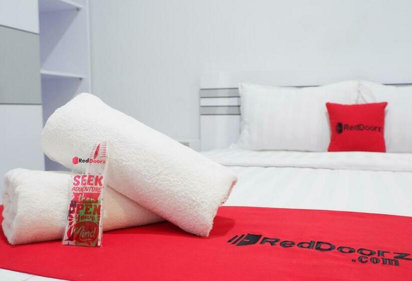 Отель Reddoorz Syariah Near Tanjung Karang Beach Mataram