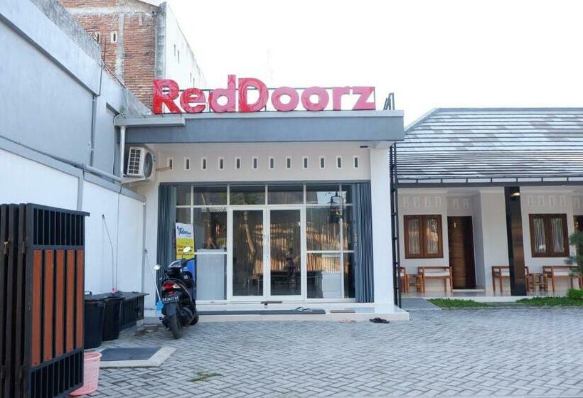 Отель Reddoorz Syariah Near Tanjung Karang Beach Mataram