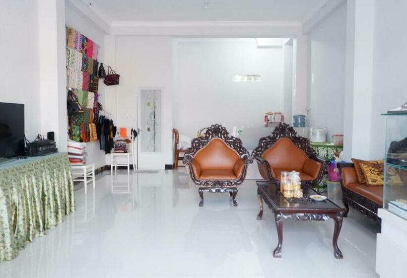 Отель Reddoorz Syariah Near Tanjung Karang Beach Mataram