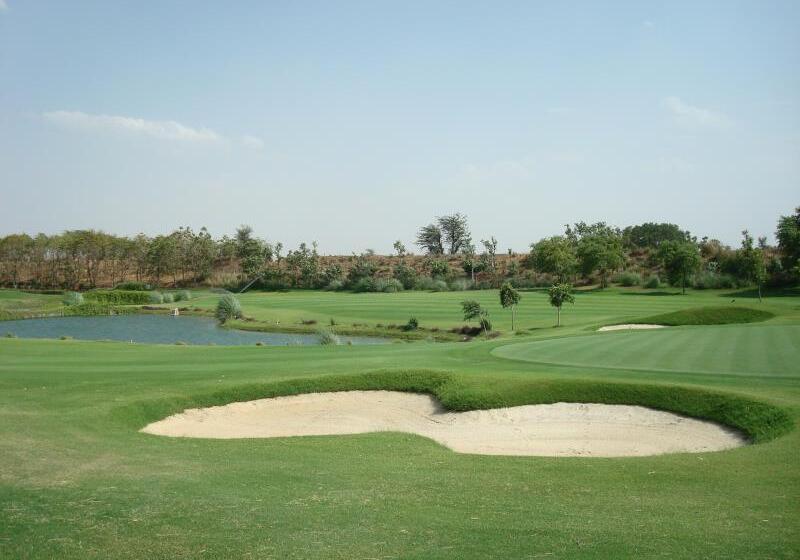 منتجع Lemon Tree Hotel, Tarudhan Valley, Manesar