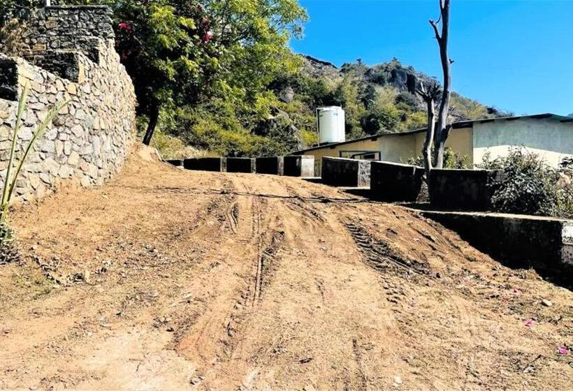 ベッドアンドブレックファースト Shikhar Bunglow   A Stunning Valley View Bungalow In Mount Abu