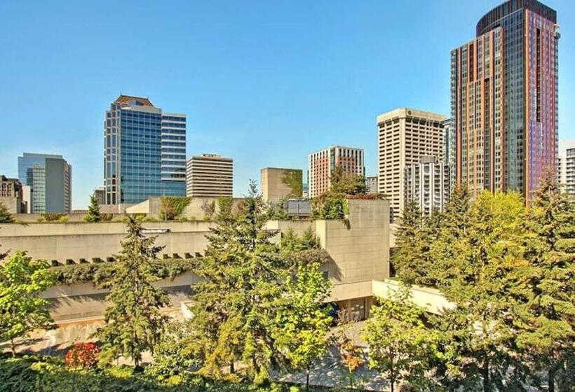 Vibrant Downtown, King Bed, Work Desk & Kitchen