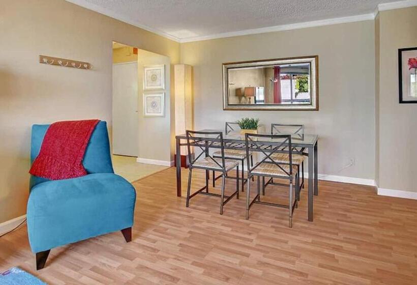 Vibrant Downtown, King Bed, Work Desk & Kitchen