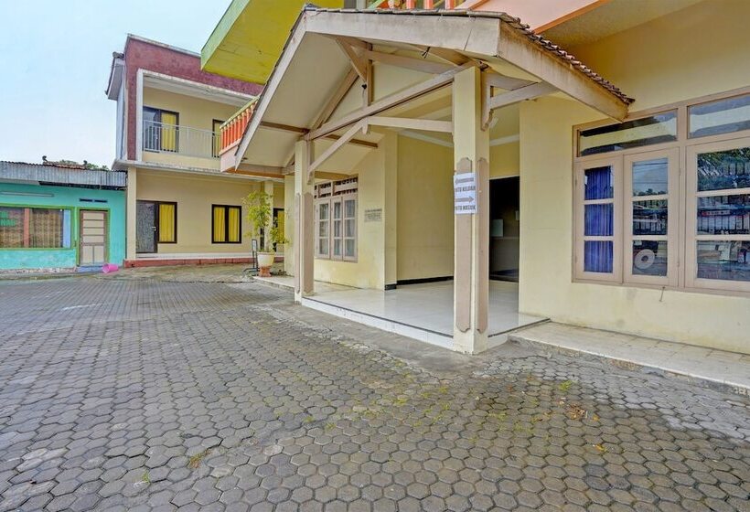 ホテル Oyo 2708  Kemuning Syariah