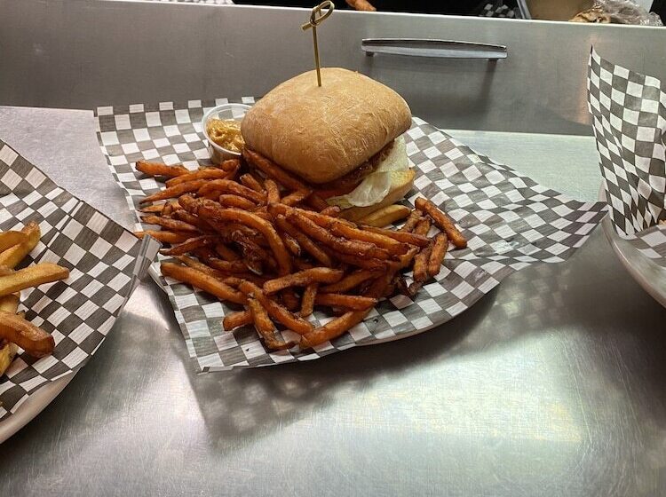 فندق صغير Lakewood Inn