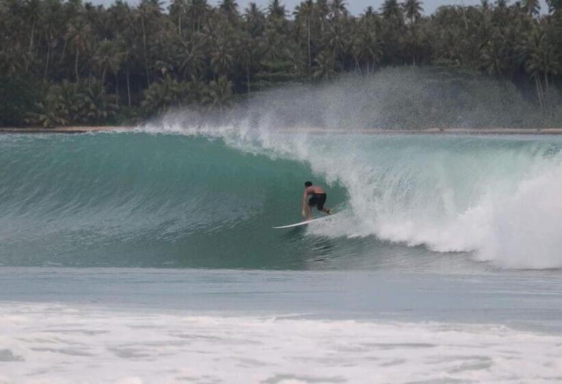 تختخواب و صبحانه New Raya   Nias Beach Bungalows