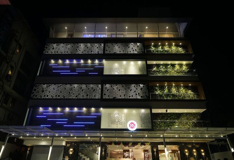 호텔 Rs Exclusive Stay & Fine Dine   Near To Akola Junction