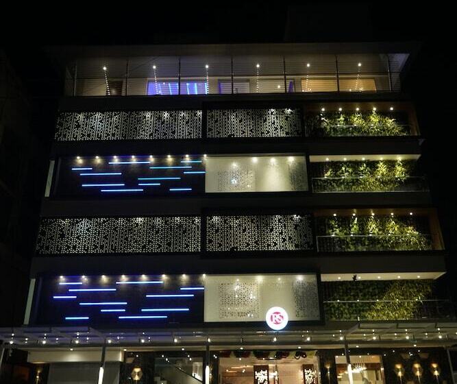 호텔 Rs Exclusive Stay & Fine Dine   Near To Akola Junction