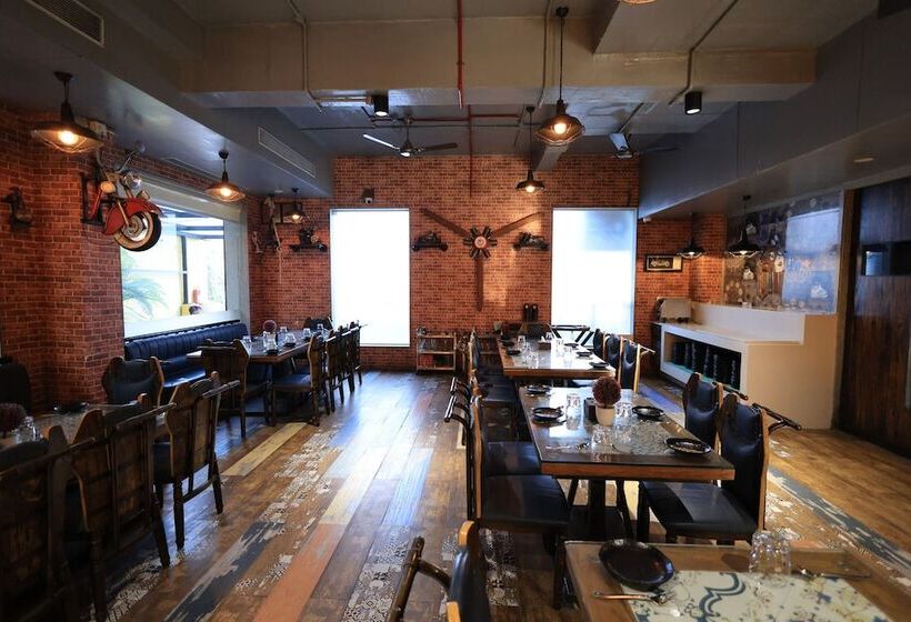 호텔 Rs Exclusive Stay & Fine Dine   Near To Akola Junction