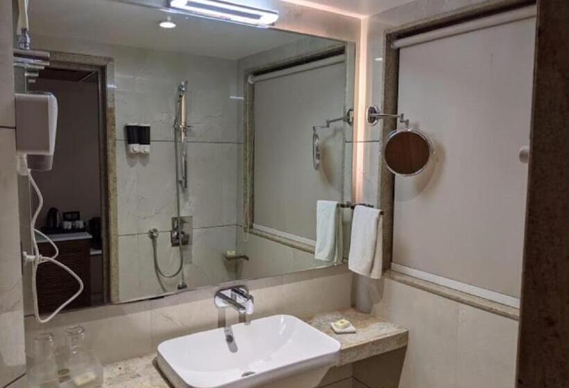 호텔 Rs Exclusive Stay & Fine Dine   Near To Akola Junction