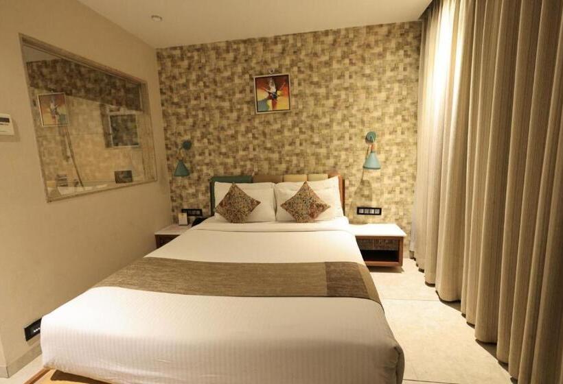 호텔 Rs Exclusive Stay & Fine Dine   Near To Akola Junction