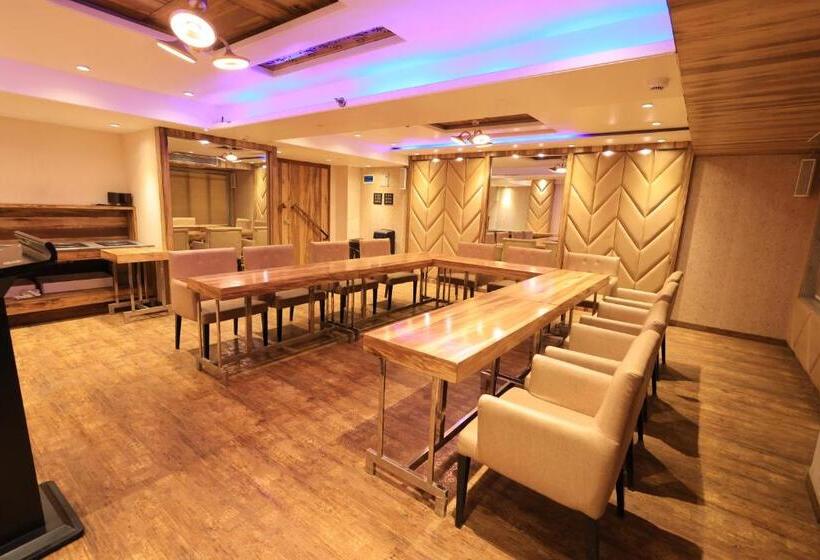 호텔 Rs Exclusive Stay & Fine Dine   Near To Akola Junction