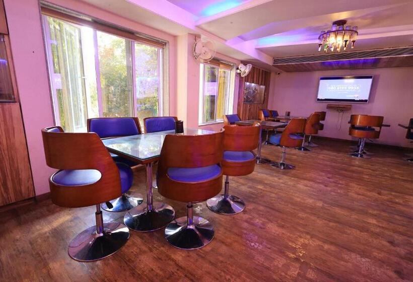 호텔 Rs Exclusive Stay & Fine Dine   Near To Akola Junction