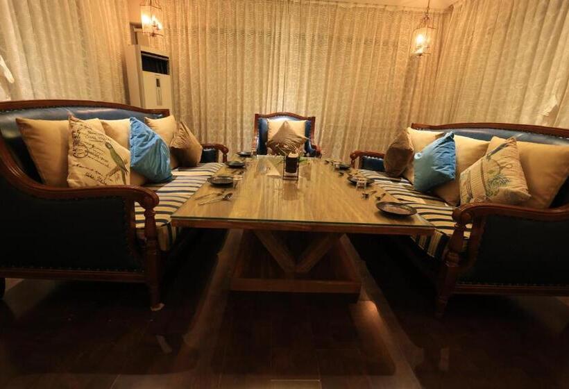 호텔 Rs Exclusive Stay & Fine Dine   Near To Akola Junction