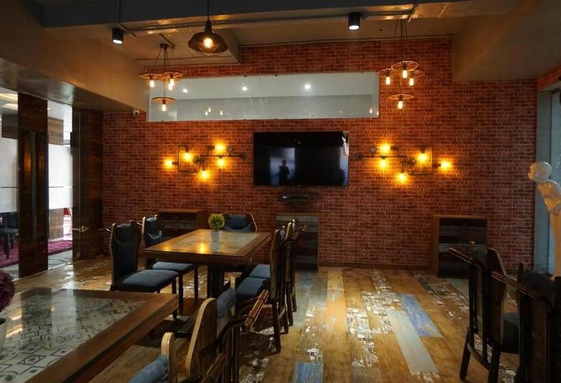 호텔 Rs Exclusive Stay & Fine Dine   Near To Akola Junction