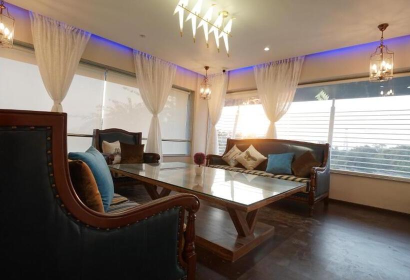 호텔 Rs Exclusive Stay & Fine Dine   Near To Akola Junction