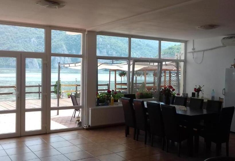 پانسیون Casa Adrian