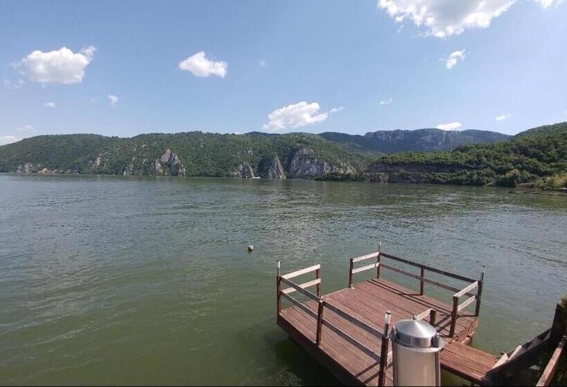 پانسیون Casa Adrian