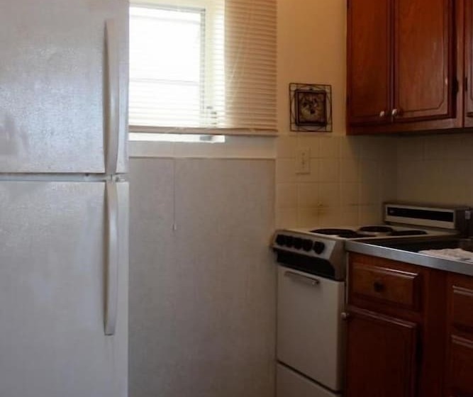 Beach And Town Motel