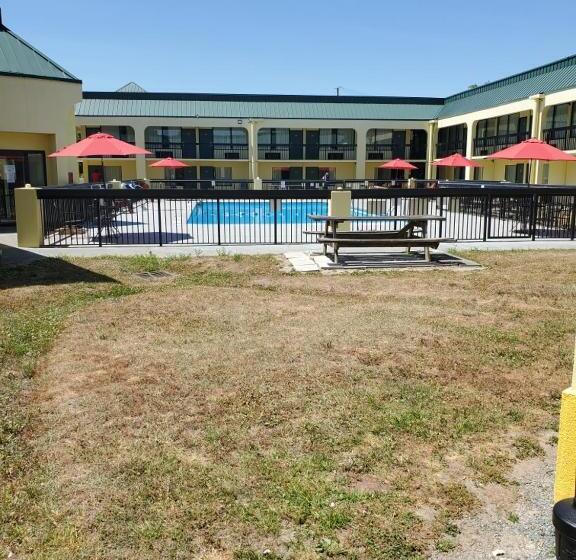 فندق Red Carpet Inn Kinston