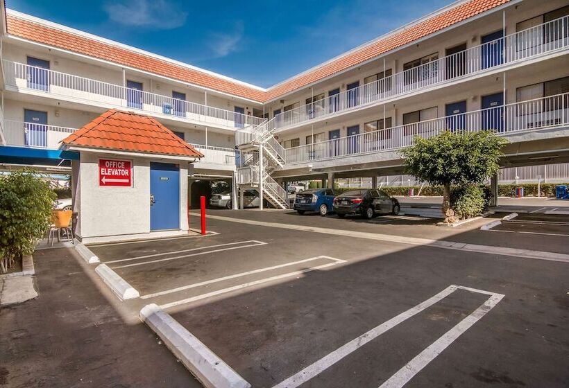 Motel 6 Monterey Park