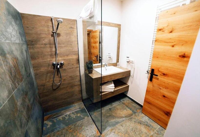 پانسیون Popasul Domnesc  Resort& Spa  Voronet Vue