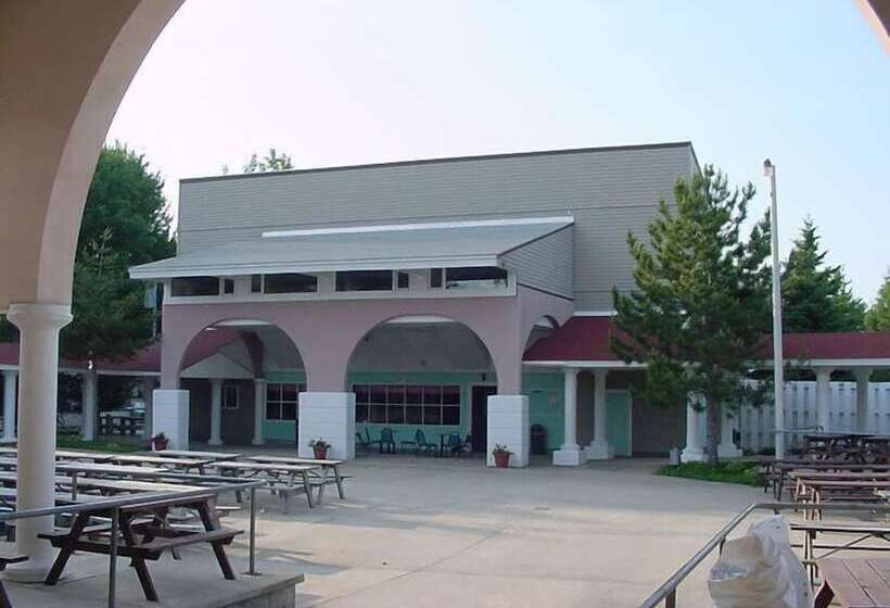 Отель Brennan Beach Rv Resort   Caravan Park