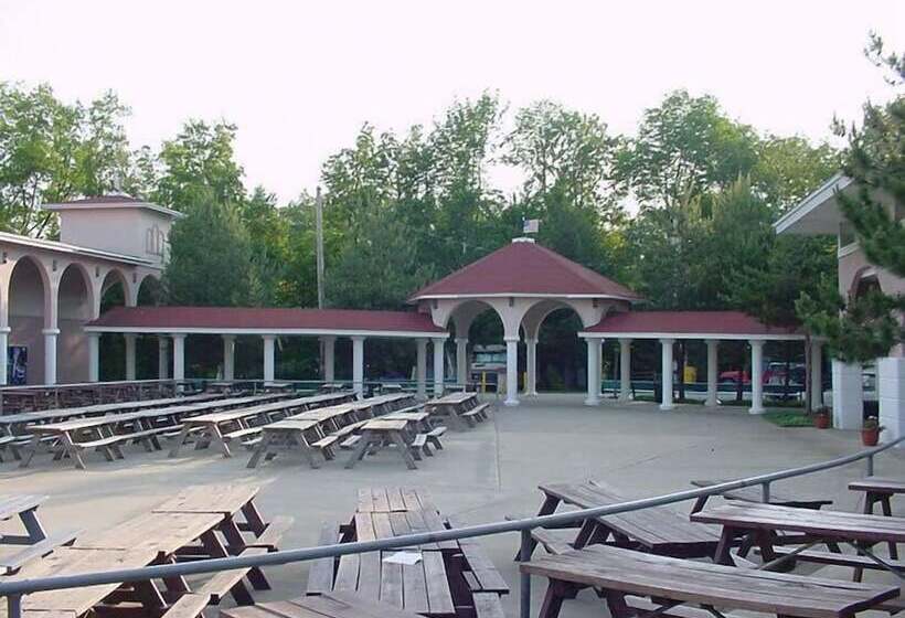 Отель Brennan Beach Rv Resort   Caravan Park