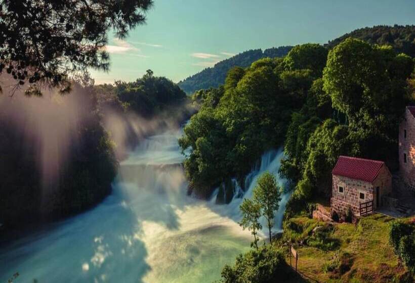 بنسيون Charming Park View Room With Breakfast Included