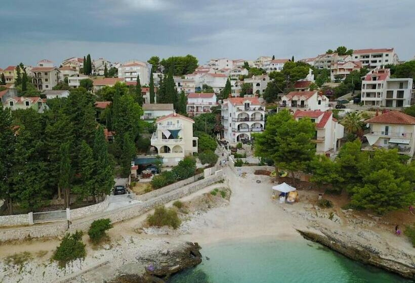 فندق Alluring Apartment With Balcony And Sea View