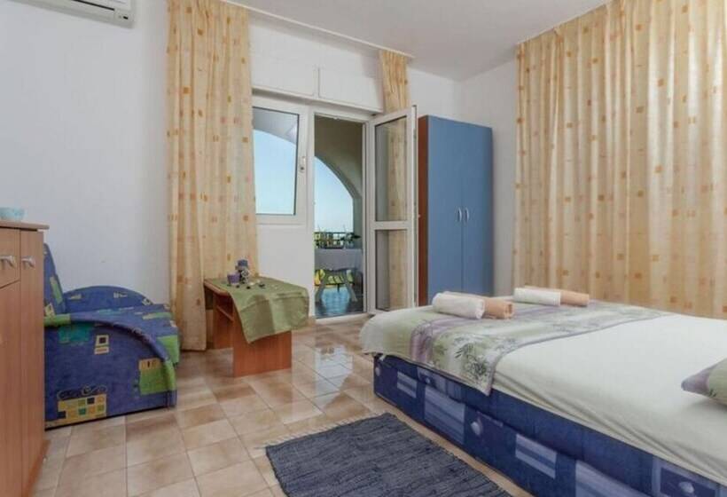 Отель Beautiful Double Bed Room With Balcony And Sea View