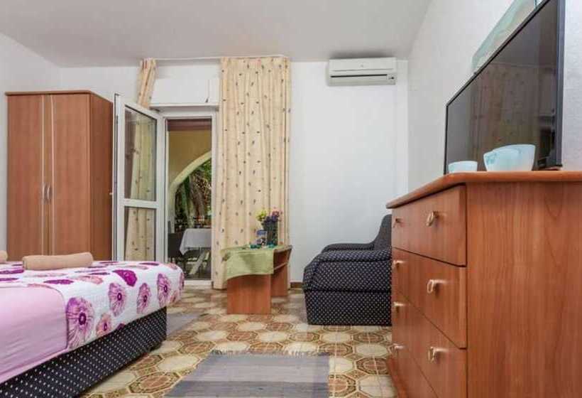 ホテル Lovely Double Bed Room With Balcony And Sea View