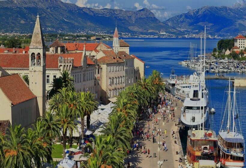 بنسيون Lavish Double Bed Room With Balcony And Sea View