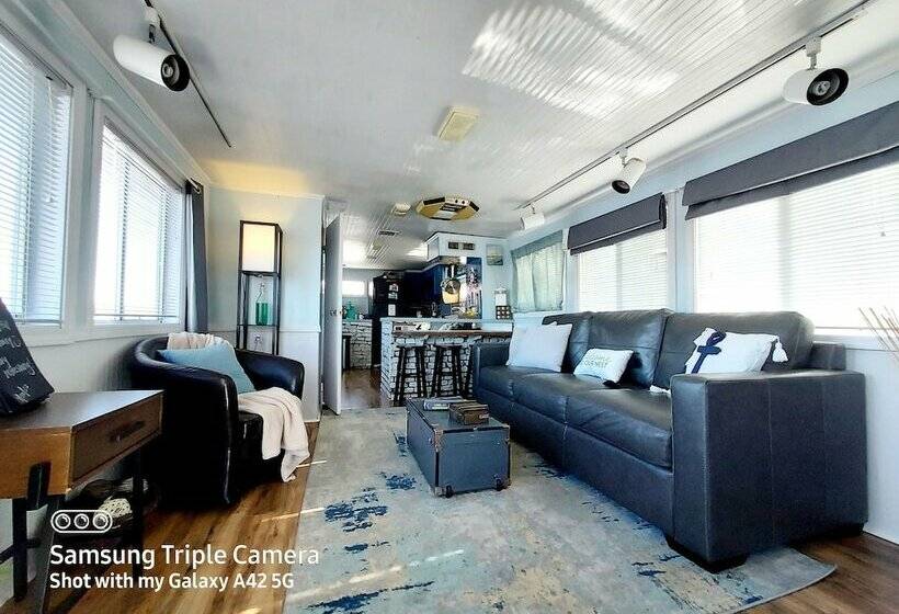 فندق 2 Story Houseboat Seeking A Captain Fishpets Ok