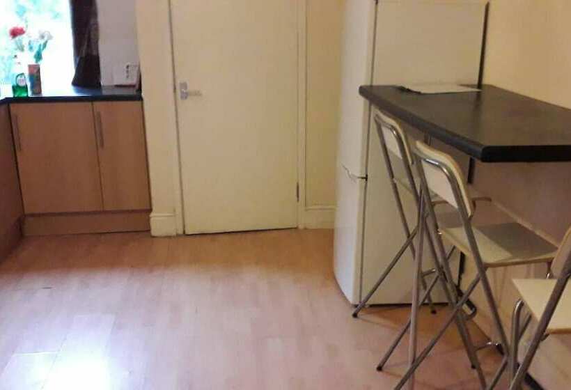 اقامتگاه Grand 4 Bed Quasi Semi House In Manchester