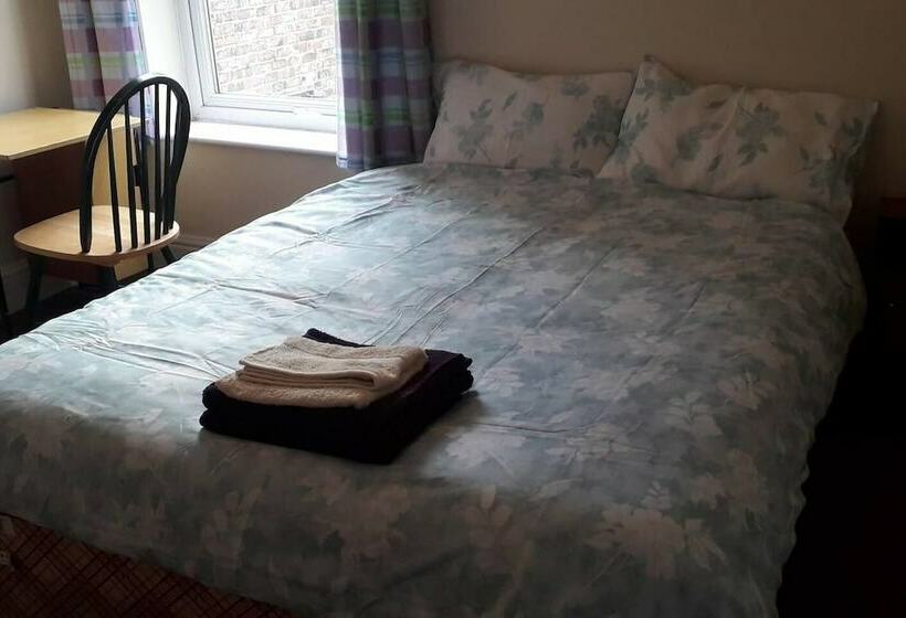 اقامتگاه Grand 4 Bed Quasi Semi House In Manchester