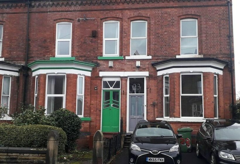 اقامتگاه Grand 4 Bed Quasi Semi House In Manchester