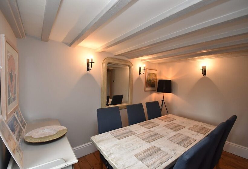 Rose Mullion Cottage