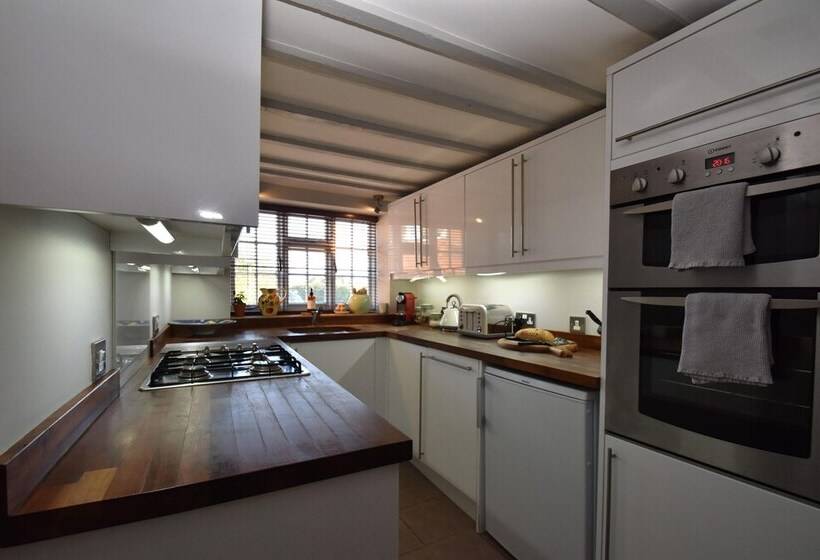 Rose Mullion Cottage