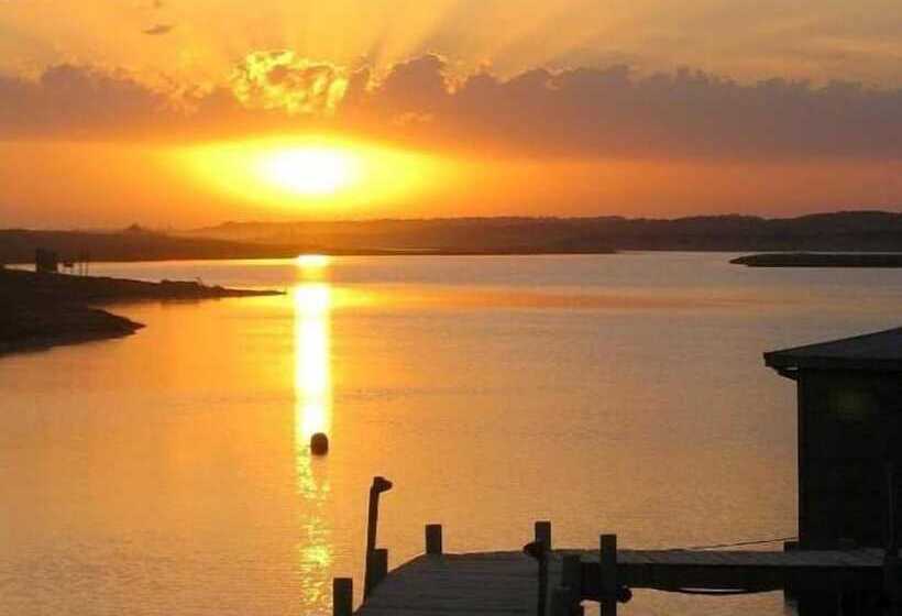 هتل Laguna Garzon Lodge